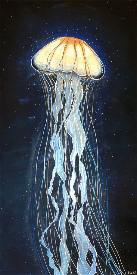 Eine leuchtende Qualle, die im tiefblauen Wasser schwebt, mit langen, schimmernden Tentakeln.