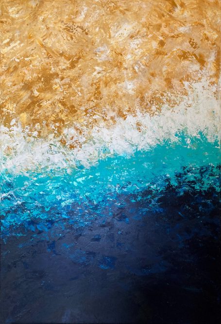 Abstrakte Malerei mit goldenen, blauen und weißen Farbtönen, die eine Wasseroberfläche und einen  Strand von oben darstellt.