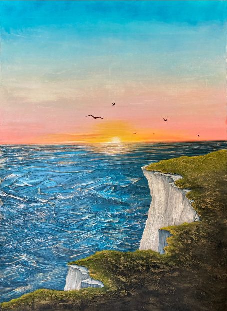 Blick von Steilklippen aufs Meer während des Sonnenaufgangs mit fliegenden Vögeln.