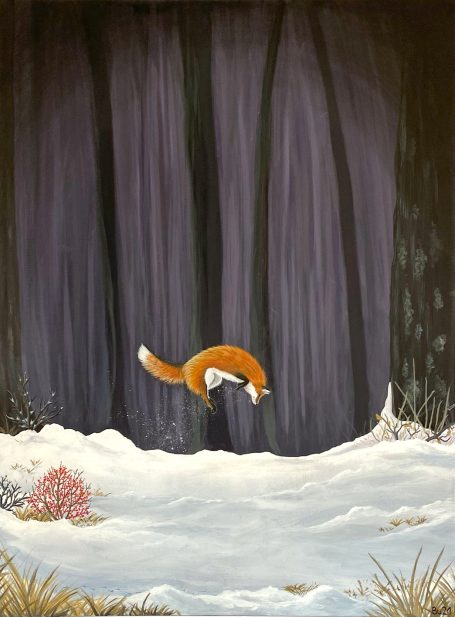 Fuchs hüpft in winterliche Schneelandschaft vor dunklem Wald.
